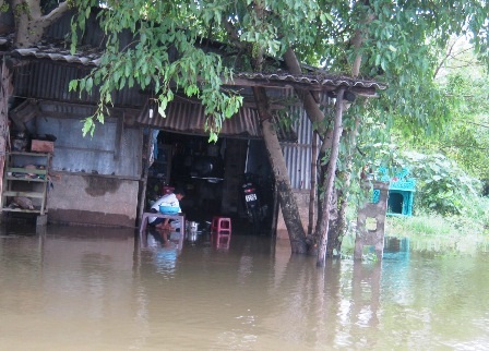 TT-Huế: Hàng trăm hộ dân vùng rốn lũ vẫn còn bị chia cắt - 6 TT-Huế: Hàng trăm hộ dân vùng rốn lũ vẫn còn bị chia cắt - 6