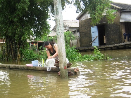 TT-Huế: Hàng trăm hộ dân vùng rốn lũ vẫn còn bị chia cắt - 7 TT-Huế: Hàng trăm hộ dân vùng rốn lũ vẫn còn bị chia cắt - 7