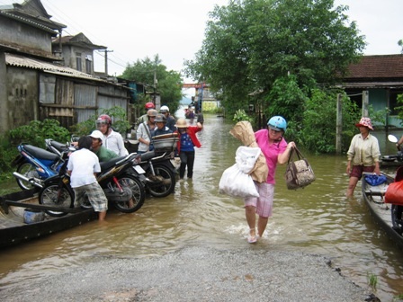 TT-Huế: Hàng trăm hộ dân vùng rốn lũ vẫn còn bị chia cắt - 9 TT-Huế: Hàng trăm hộ dân vùng rốn lũ vẫn còn bị chia cắt - 9