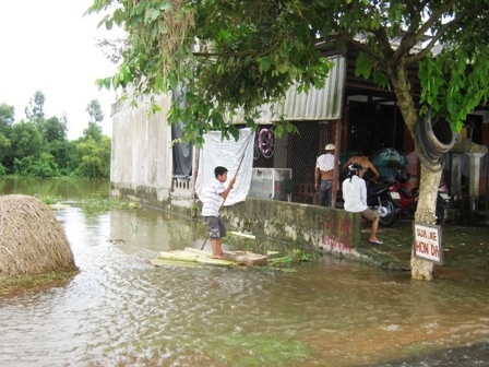 TT-Huế: Hàng trăm hộ dân vùng rốn lũ vẫn còn bị chia cắt - 11 TT-Huế: Hàng trăm hộ dân vùng rốn lũ vẫn còn bị chia cắt - 11