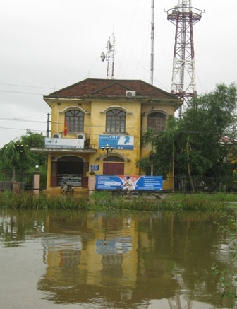 TT-Huế: Hàng trăm hộ dân vùng rốn lũ vẫn còn bị chia cắt - 13 TT-Huế: Hàng trăm hộ dân vùng rốn lũ vẫn còn bị chia cắt - 13
