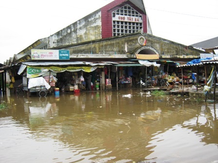 TT-Huế: Hàng trăm hộ dân vùng rốn lũ vẫn còn bị chia cắt - 14 TT-Huế: Hàng trăm hộ dân vùng rốn lũ vẫn còn bị chia cắt - 14