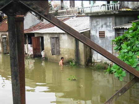 TT-Huế: Hàng trăm hộ dân vùng rốn lũ vẫn còn bị chia cắt - 15 TT-Huế: Hàng trăm hộ dân vùng rốn lũ vẫn còn bị chia cắt - 15