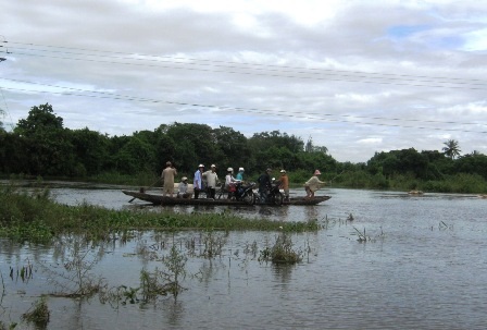 TT-Huế: Hàng trăm hộ dân vùng rốn lũ vẫn còn bị chia cắt - 16 TT-Huế: Hàng trăm hộ dân vùng rốn lũ vẫn còn bị chia cắt - 16