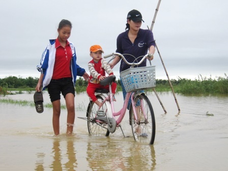 TT-Huế: Hàng trăm hộ dân vùng rốn lũ vẫn còn bị chia cắt - 17 TT-Huế: Hàng trăm hộ dân vùng rốn lũ vẫn còn bị chia cắt - 17