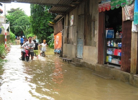TT-Huế: Hàng trăm hộ dân vùng rốn lũ vẫn còn bị chia cắt - 10 TT-Huế: Hàng trăm hộ dân vùng rốn lũ vẫn còn bị chia cắt - 10