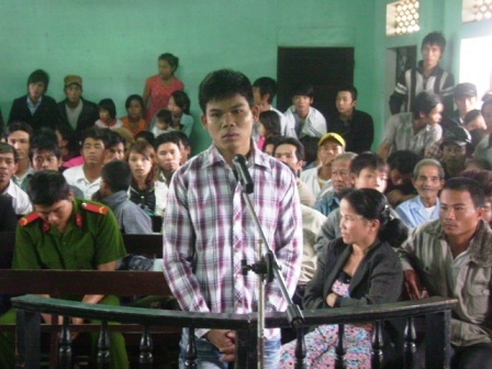 Vào quán karaoke hát, tiện thể..."chôm" tiền của chủ quán - 1