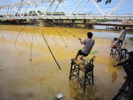 Gánh nặng mưu sinh trên dòng nước lũ - 1