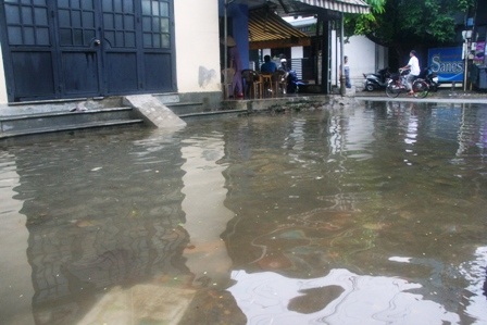 Nhiều tuyến đường trong Thành nội Huế ngập lụt vì mưa lớn - 1