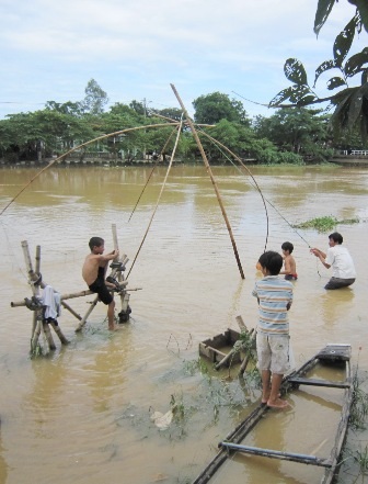 Gánh nặng mưu sinh trên dòng nước lũ - 2