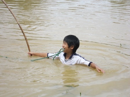 Gánh nặng mưu sinh trên dòng nước lũ - 4