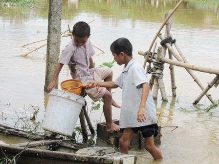 Gánh nặng mưu sinh trên dòng nước lũ - 5