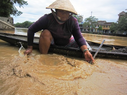 Gánh nặng mưu sinh trên dòng nước lũ - 6