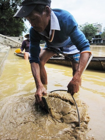 Gánh nặng mưu sinh trên dòng nước lũ - 7