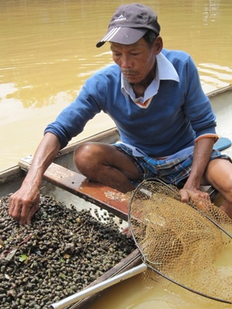 Gánh nặng mưu sinh trên dòng nước lũ - 8