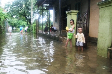 Nhiều tuyến đường trong Thành nội Huế ngập lụt vì mưa lớn - 6
