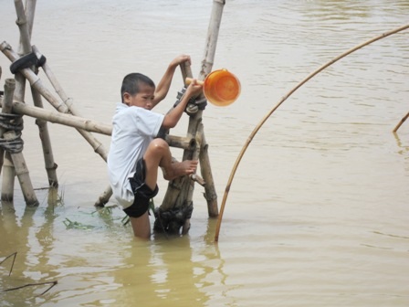 Gánh nặng mưu sinh trên dòng nước lũ - 9