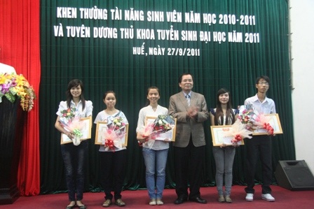 ĐH Huế khen thưởng 44 SV tài năng - 1