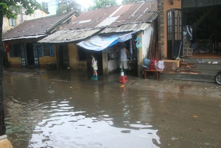Nhiều tuyến đường trong Thành nội Huế ngập lụt vì mưa lớn - 8