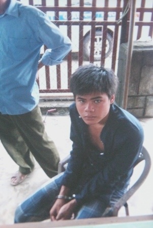 CSGT truy đuổi 2 tên trộm xe máy trong đêm - 2