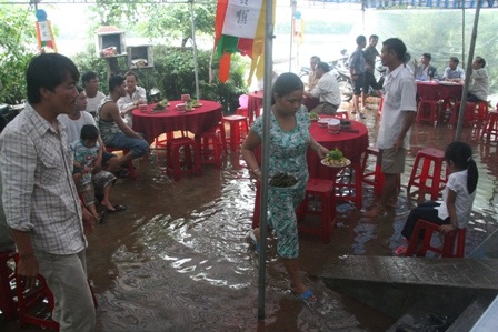 Lũ đi qua, 4 chị em mất cả cha lẫn mẹ - 3