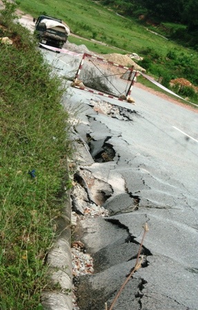 Đường bất ngờ sụt lún nghiêm trọng - 5