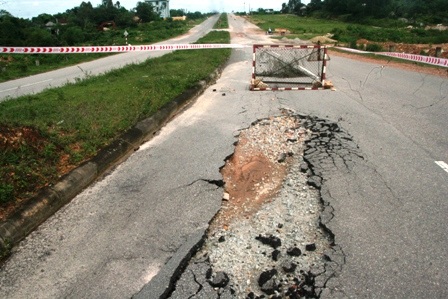 Đường bất ngờ sụt lún nghiêm trọng - 6