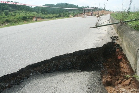 Đường bất ngờ sụt lún nghiêm trọng - 7
