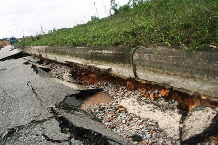 Đường bất ngờ sụt lún nghiêm trọng - 8