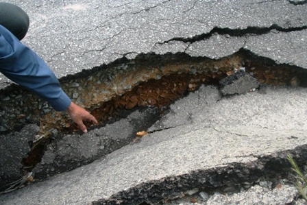 Đường bất ngờ sụt lún nghiêm trọng - 9