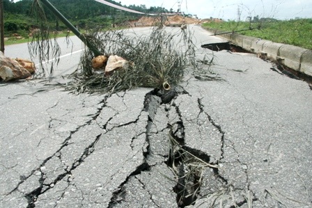 Đường bất ngờ sụt lún nghiêm trọng - 10