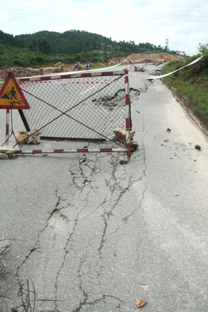 Đường bất ngờ sụt lún nghiêm trọng - 11