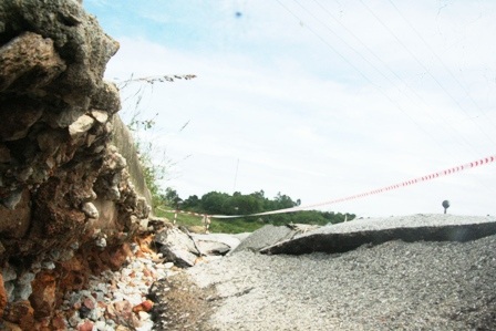 Đường bất ngờ sụt lún nghiêm trọng - 12