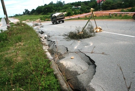 Đường bất ngờ sụt lún nghiêm trọng - 2
