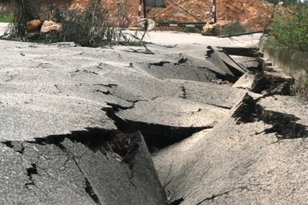 Đường bất ngờ sụt lún nghiêm trọng - 1