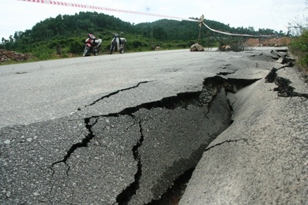 Đường bất ngờ sụt lún nghiêm trọng - 3