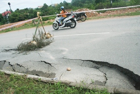 Đường bất ngờ sụt lún nghiêm trọng - 4