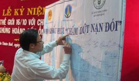Ký tên hưởng ứng "chấm dứt nạn đói" - 1 Ký tên hưởng ứng "chấm dứt nạn đói" - 1