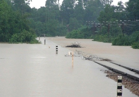 Đường ray chìm nghỉm, hơn 2.000 hành khách mắc kẹt - 1