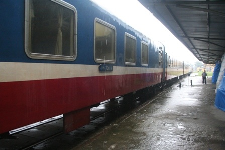 Đường ray chìm nghỉm, hơn 2.000 hành khách mắc kẹt - 10