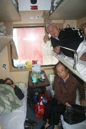 Đường ray chìm nghỉm, hơn 2.000 hành khách mắc kẹt - 11