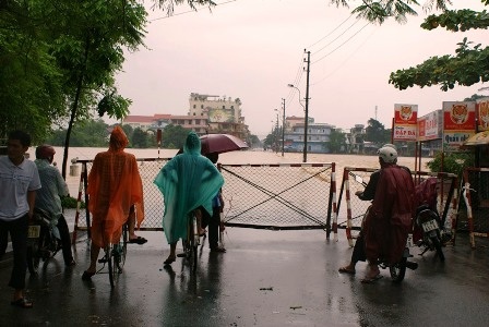 Cận cảnh Cố đô Huế ngập trong nước lớn - 5