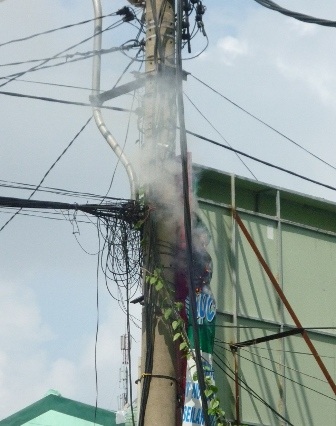 Hoảng loạn vì cháy trụ điện - 1