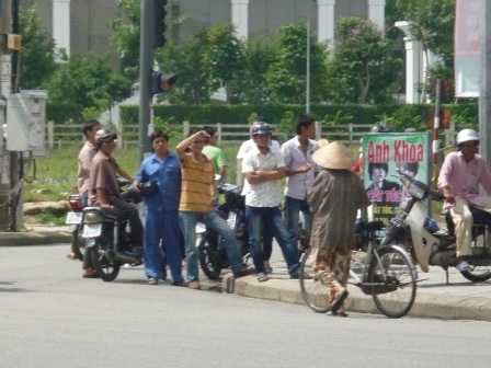 Hoảng loạn vì cháy trụ điện - 2