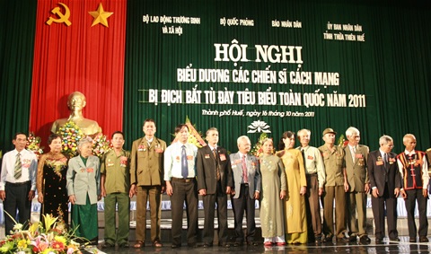300 chiến sĩ từng bị địch bắt, tù đày cùng hội ngộ - 2 300 chiến sĩ từng bị địch bắt, tù đày cùng hội ngộ - 2