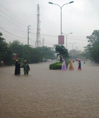 Cận cảnh Cố đô Huế ngập trong nước lớn - 13