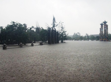 Cận cảnh Cố đô Huế ngập trong nước lớn - 11