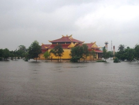 Cận cảnh Cố đô Huế ngập trong nước lớn - 14