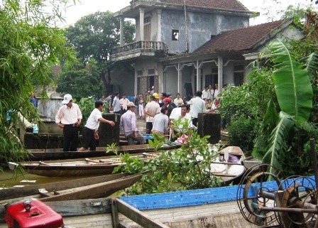 Mẹ chết đuối trong lũ, 3 con mồ côi - 1