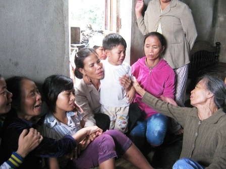 Mẹ chết đuối trong lũ, 3 con mồ côi - 2